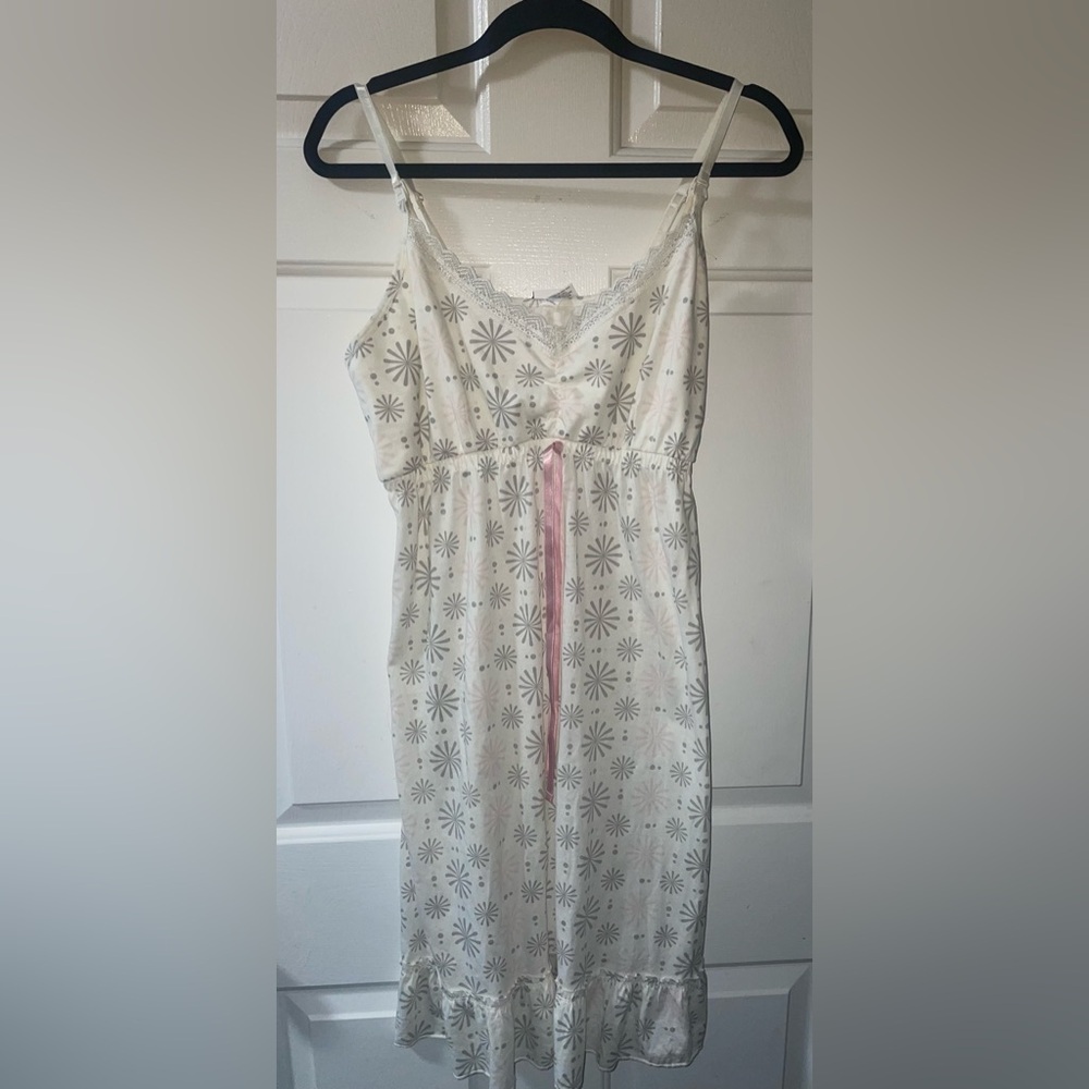 Belabumbum Nursing Gown for Breastfeeding Mom White Printed